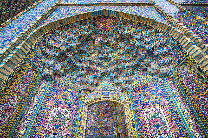 设拉子，Nasir ol Molk清真寺的天花板瓷砖装饰